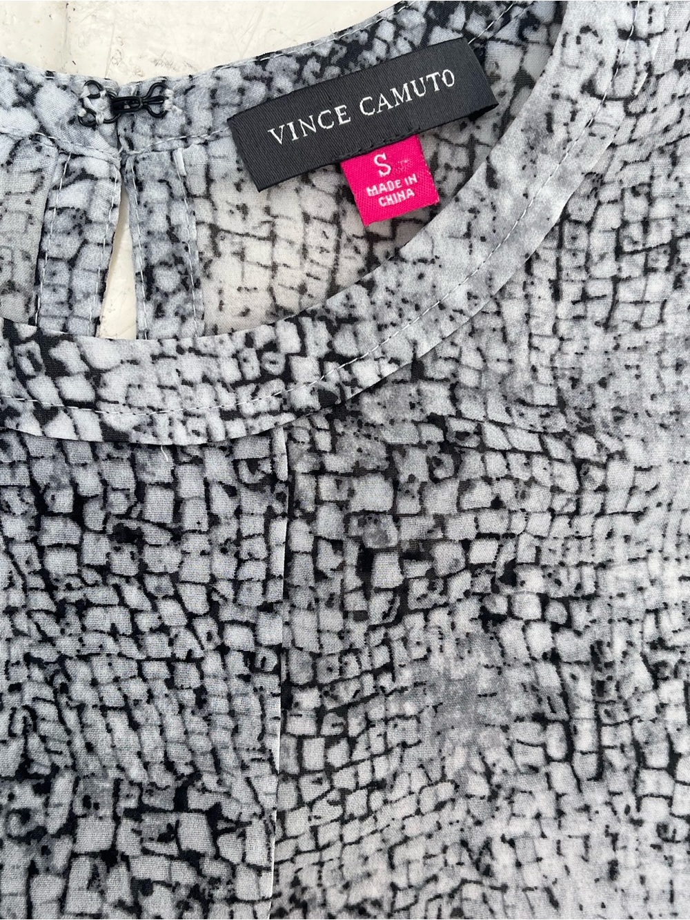 Vince Camuto Sleeveless Lightweight Split Hem Texture Print Tank Top Gray/White - Picture 3 of 6